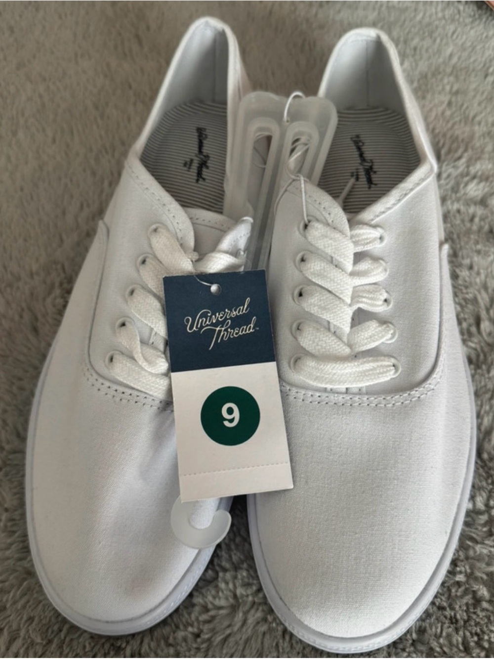 Universal Thread Women’s White Canvas Lace-Up Sneakers